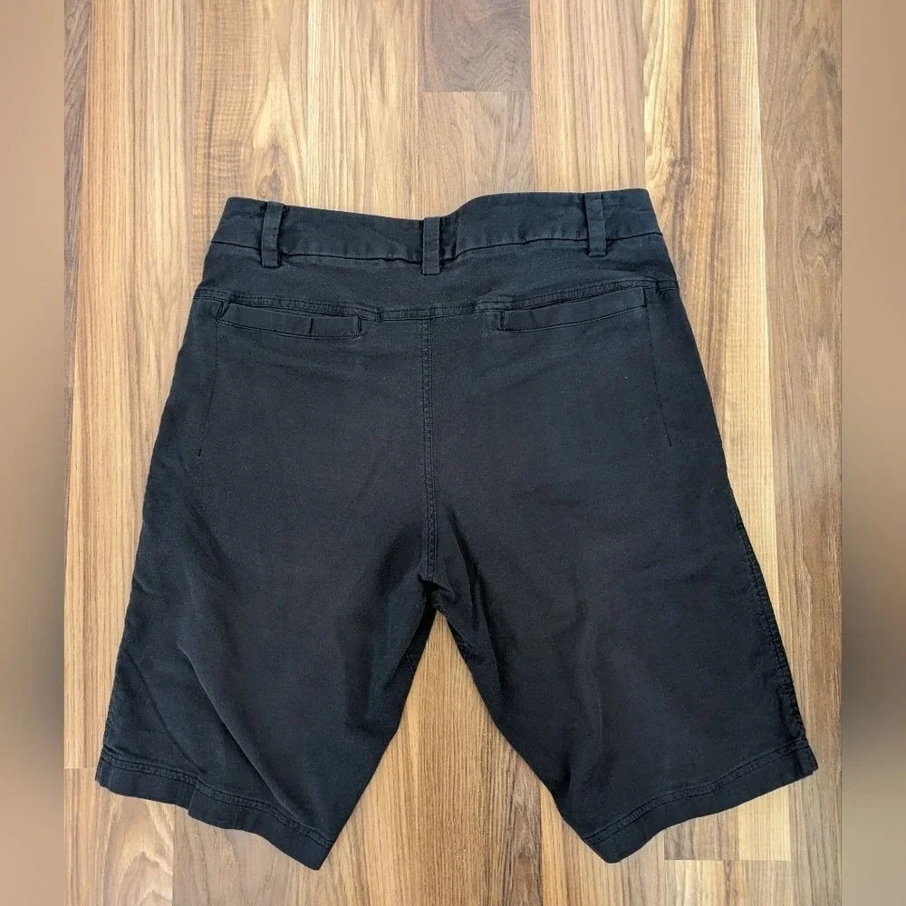 Lululemon Black Bermuda Style Zipper Fly Shorts Size 32‎